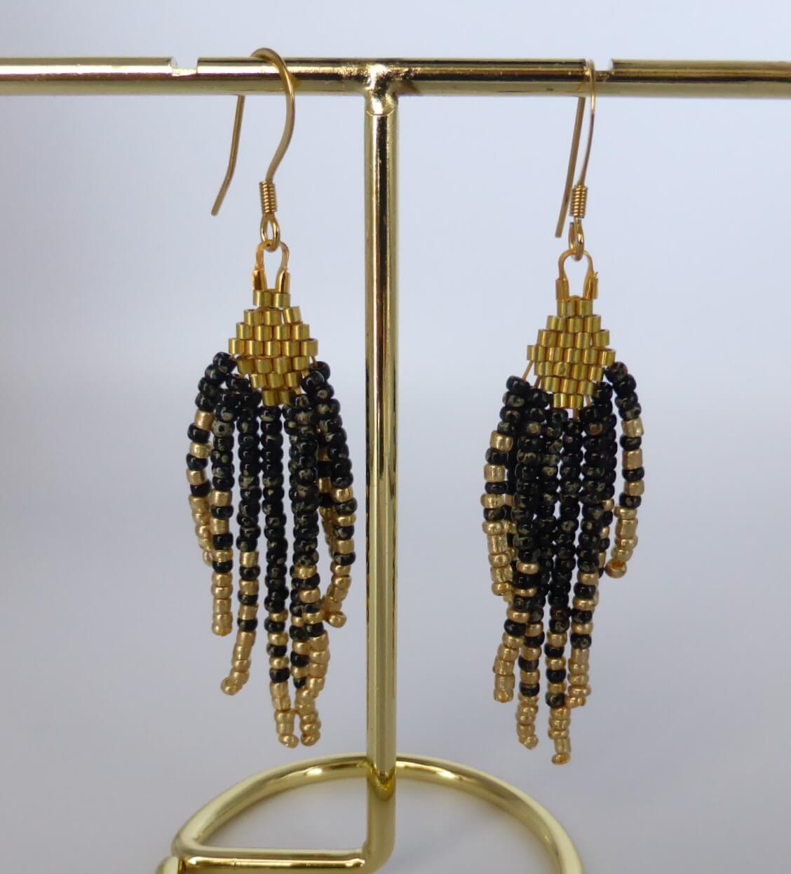 Boucles d'oreilles Kimi à franges en perles miyuki tissées à la main. Crochet d'oreille en acier inoxydable doré.
