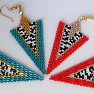 Boucles d'oreilles Rangi en perles miyuki tissées à la main. Couleur et motif d'inspiration afro-bohème. Crochet ou clou en acier inoxydable doré.