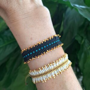 Bracelet Gypset de forme ruban en perles miyuki tissés avec franges. Taille ajustable.