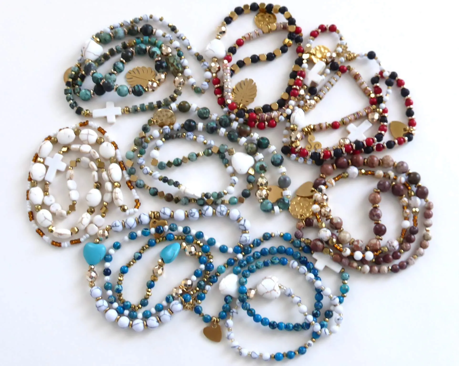 Bracelet Sorel multi-rangs duo en perles de pierre naturelle et breloques.