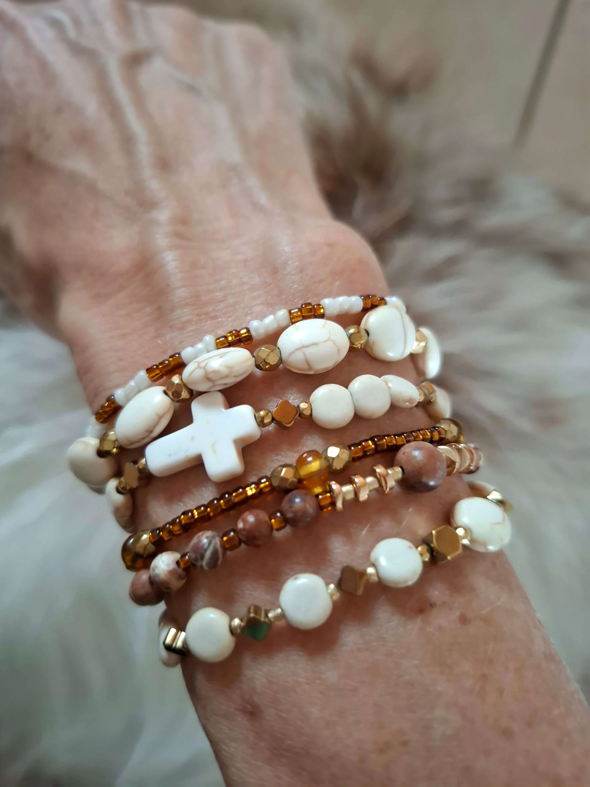 Bracelet Sorel brun duo multi-rangs en perles de pierre naturelle et rocaille avec breloques. Bracelets portés.