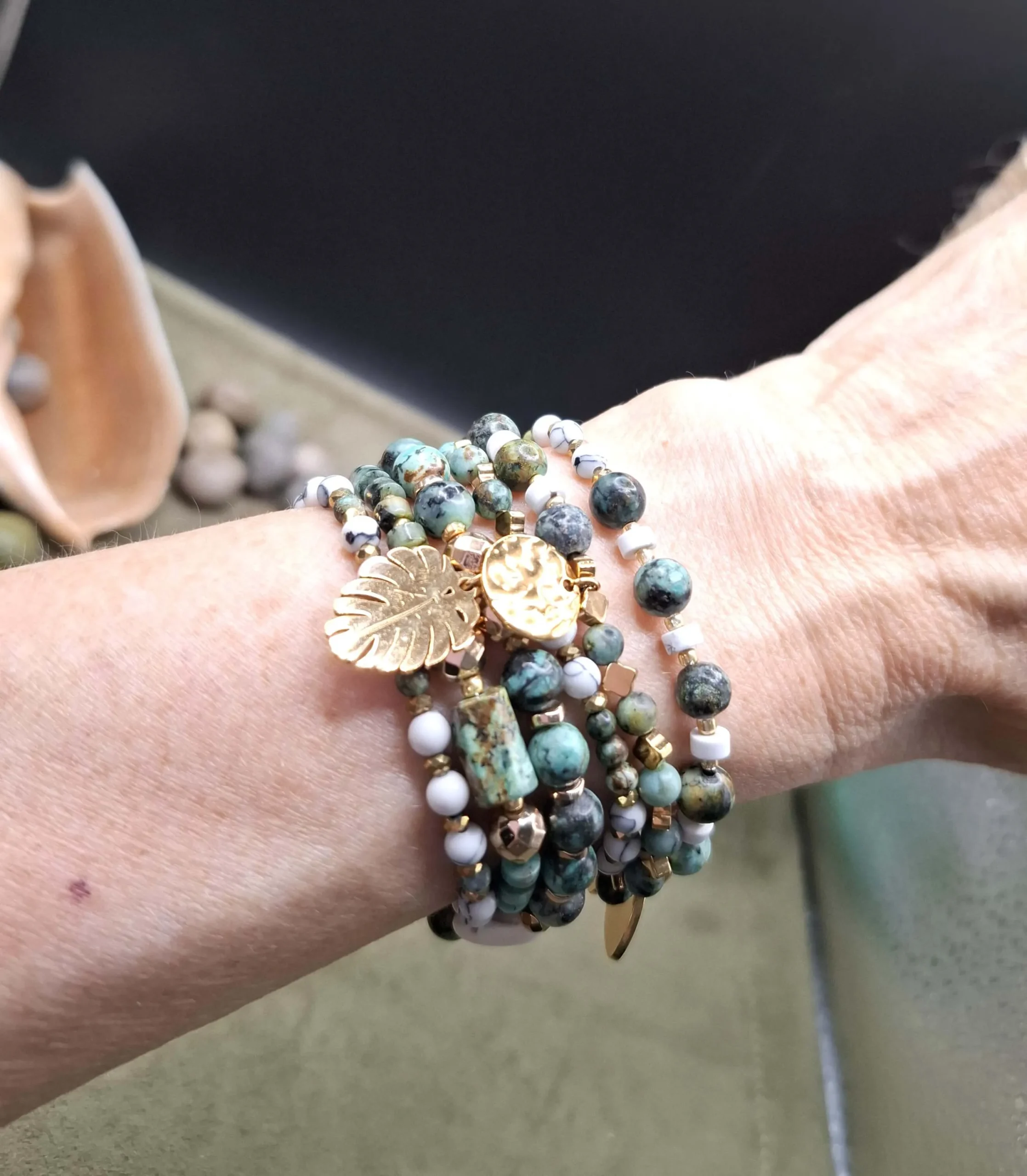 Bracelet Sorel vert duo multi-rangs en perles de pierre naturelle et breloques. Bracelets portés