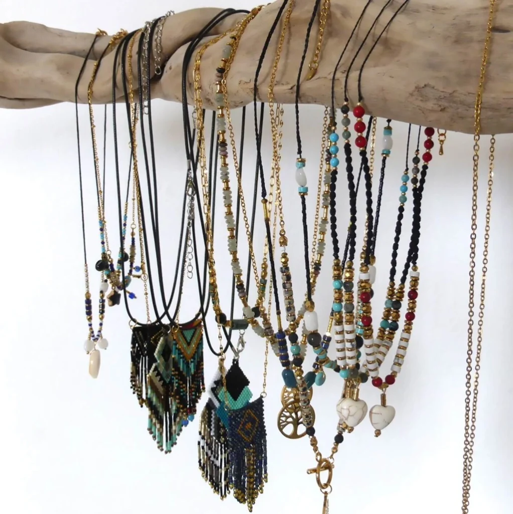 Bijoux artisanaux de style bohème. Catégorie colliers en perles de verre miyuki tissées à la main et en perles de pierre naturelle gemme