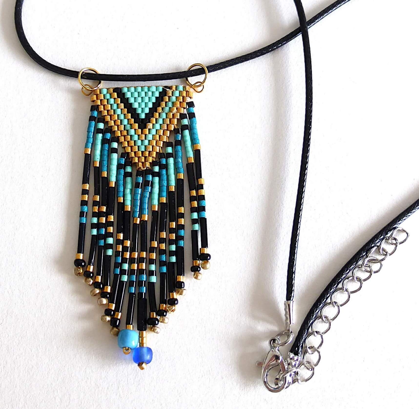Collier Paloma bleu. Pendentif en perles miyuki tissées à la main monté sur un cordon ciré.