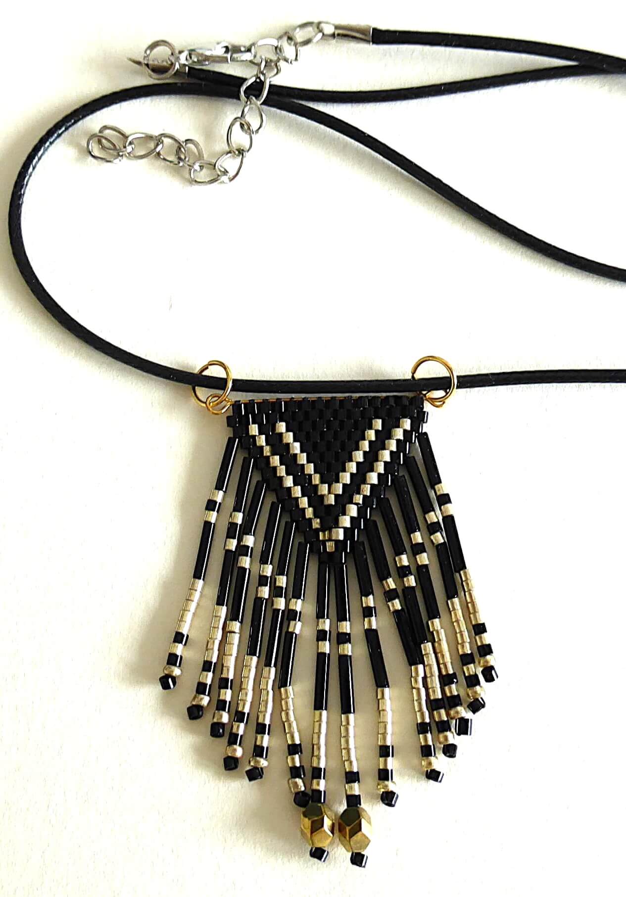 Collier Paloma noir. Pendentif en perles miyuki tissées à la main monté sur un cordon ciré.