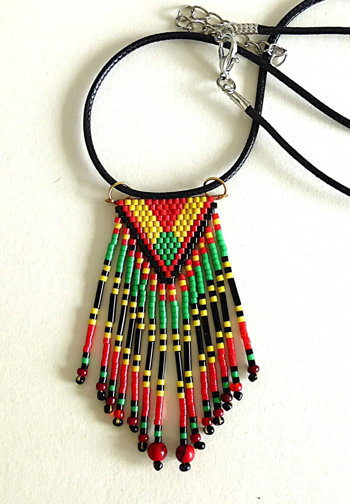 Collier Paloma rouge. Pendentif en perles miyuki tissées à la main monté sur un cordon ciré.
