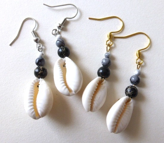 Boucles d'oreilles Kaura avec coquillage cauri, jaspe gris et crochet en acier inoxydable argenté ou doté. Vue à plat.