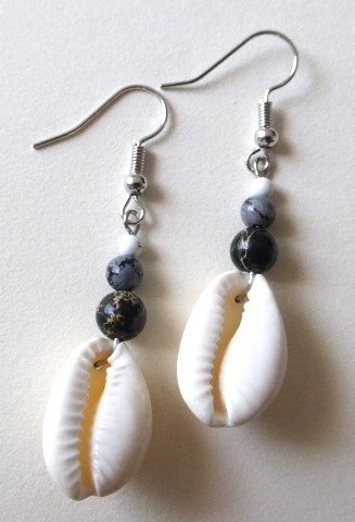 Boucles d'oreilles Kaura avec coquillage cauri, jaspe gris et crochet en acier inoxydable argenté. Vue à plat.