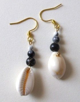 Boucles d'oreilles Kaura avec coquillage cauri, jaspe gris et crochet en acier inoxydable doré. Vue à plat et envers.