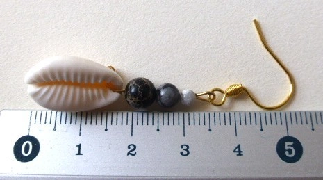 Boucles d'oreilles Kaura avec coquillage cauri, jaspe gris et crochet en acier inoxydable doré. Taille.