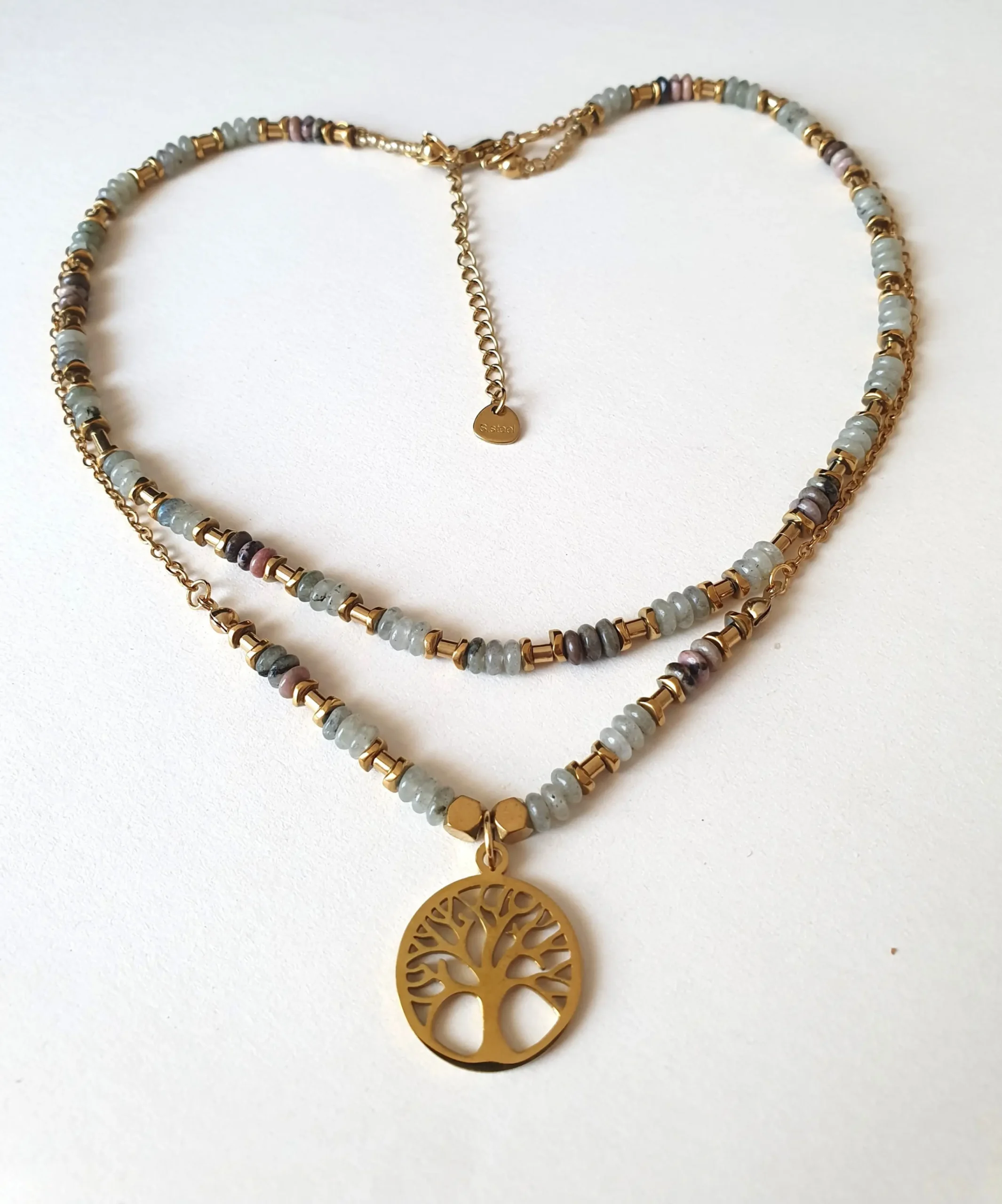 collier vitae double rang en perles de jade et de rhodochrosite et perles en hématite dorée et pendentif arbre de vie. Zoom