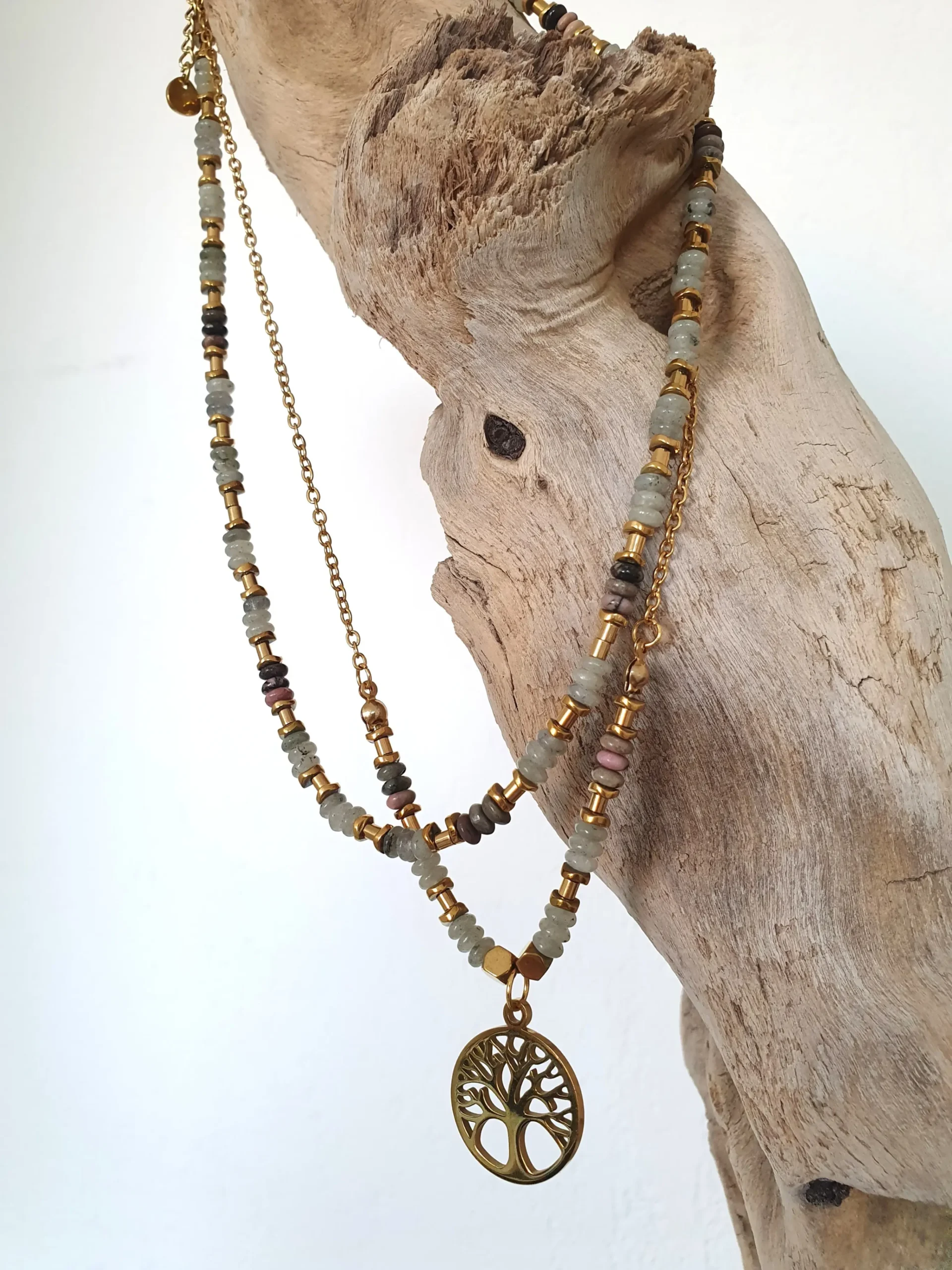 collier vitae double rang en perles de jade et de rhodochrosite et perles en hématite dorée et pendentif arbre de vie. Vue suspendue