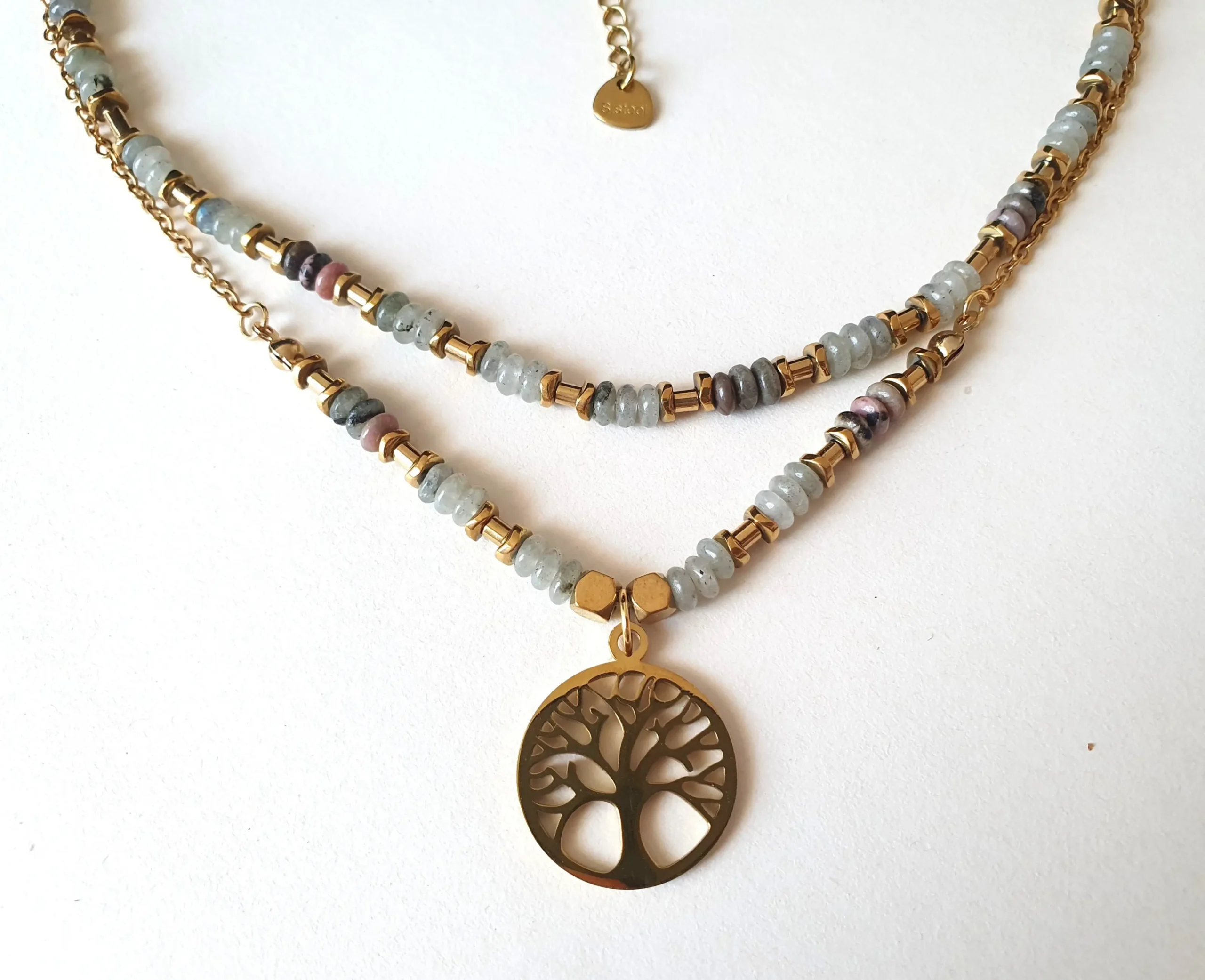collier vitae double rang en perles de jade et de rhodochrosite et perles en hématite dorée et pendentif arbre de vie. Zoom