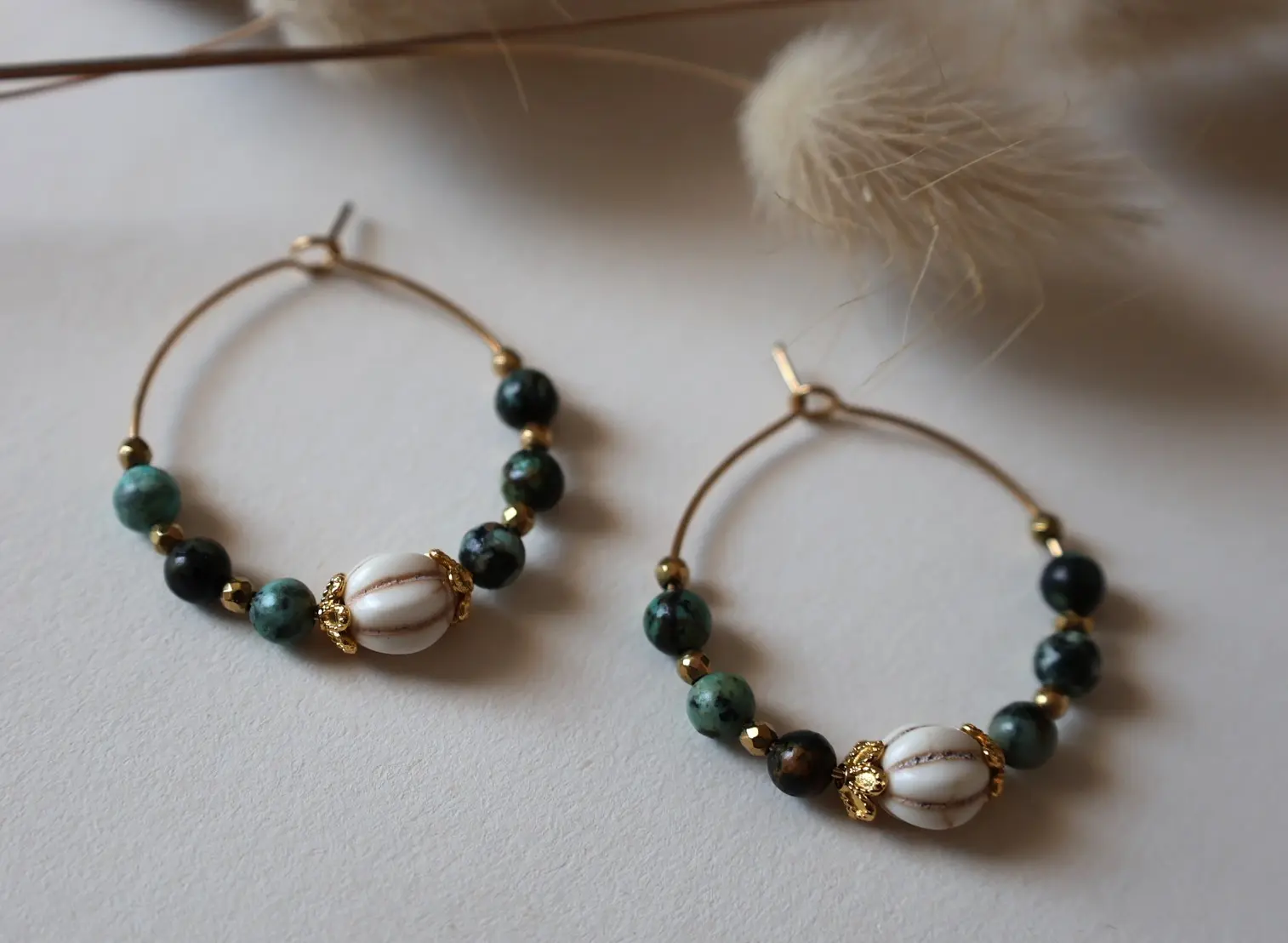 Boucles d'oreilles Orell. Modèle créoles. Vue à plat