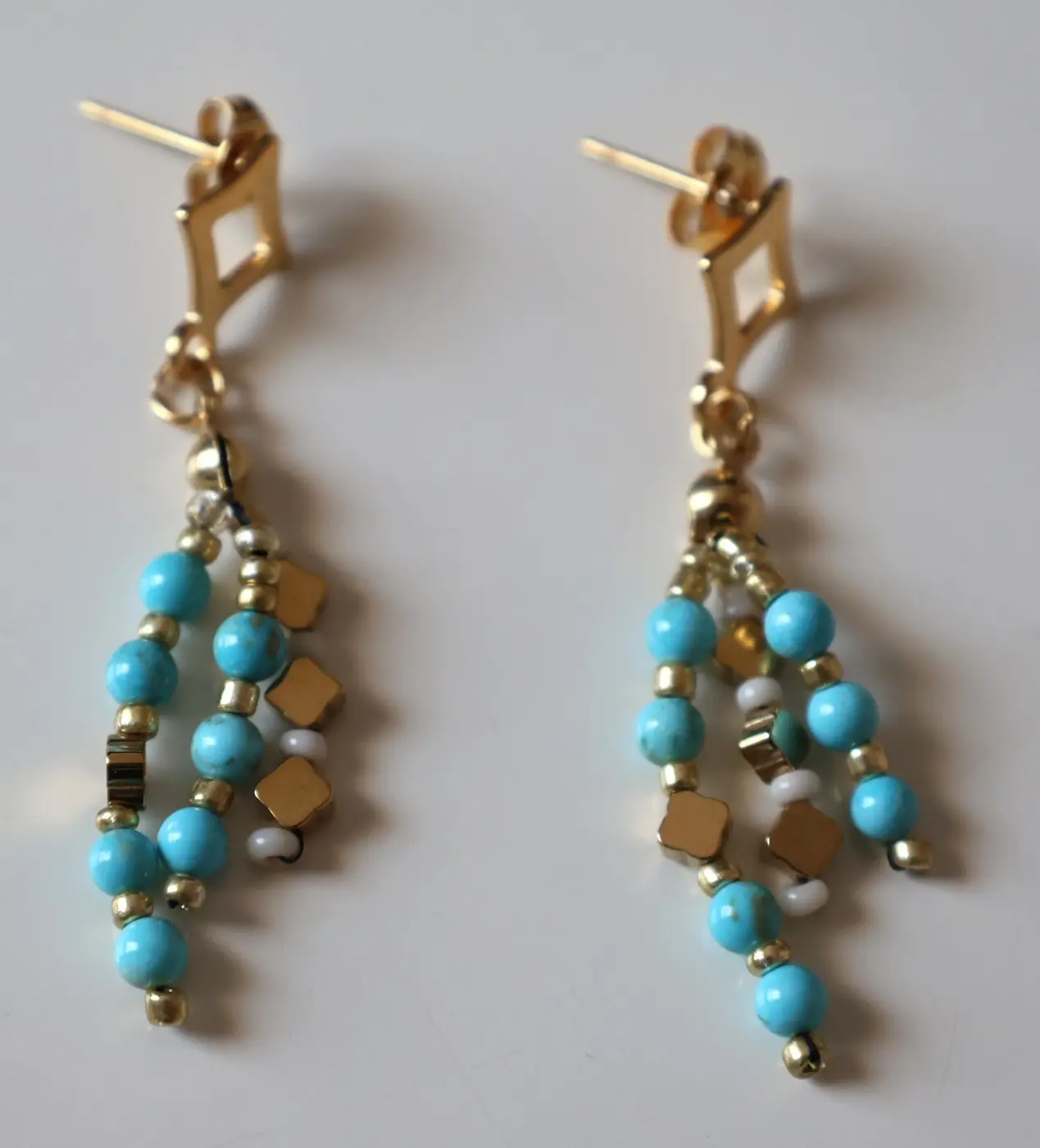 Boucles d'oreilles grappe 3 brins turquoise, nacre et dorée