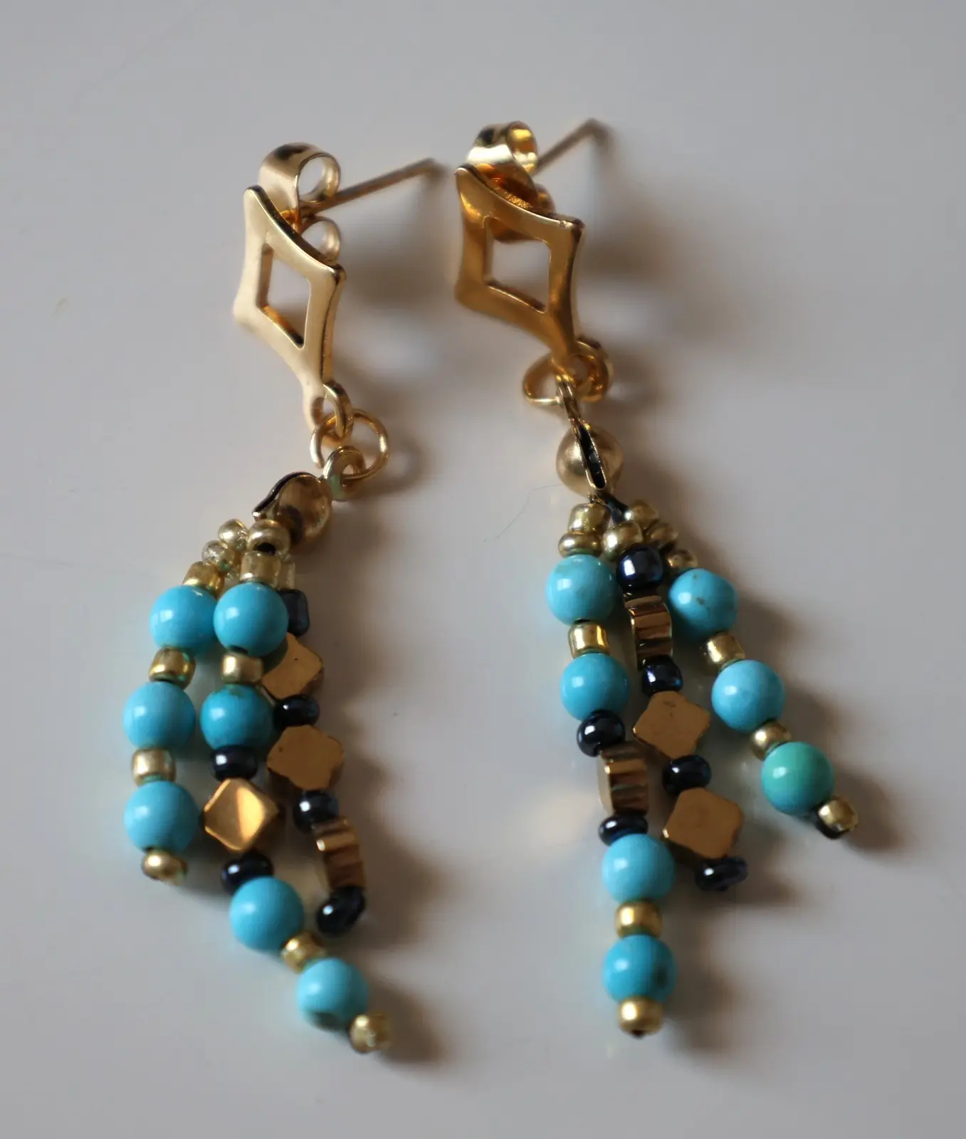 Boucles d'oreilles grappe 3 brins turquoise, anthracite et dorée