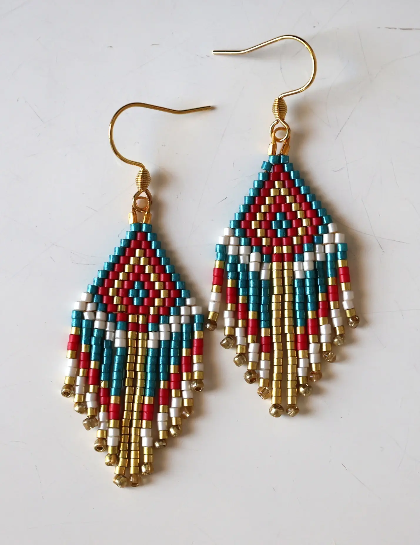 Boucles d'oreilles à franges tikal en perles miyuki tissées. Modèle bleu.