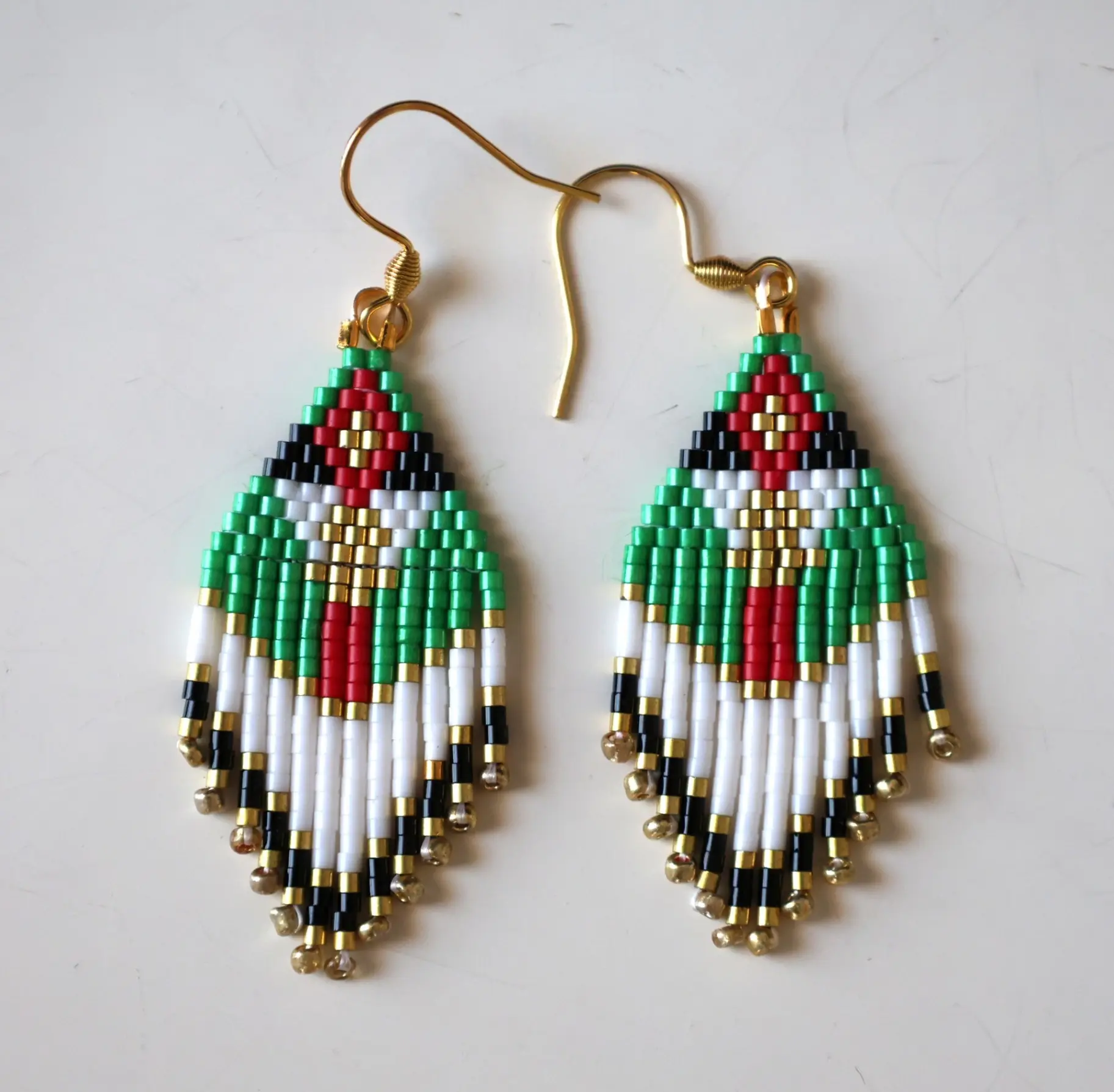 Boucles d'oreilles à franges tikal en perles miyuki tissées. Modèle vert.