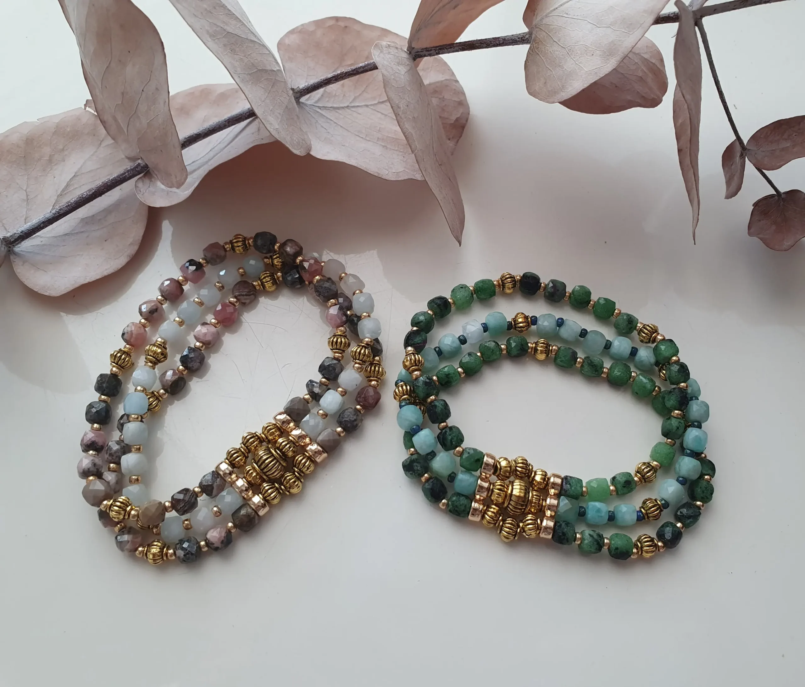 Bracelet triple rang EOS en pierre gemme naturelle. Modèles rose et vert