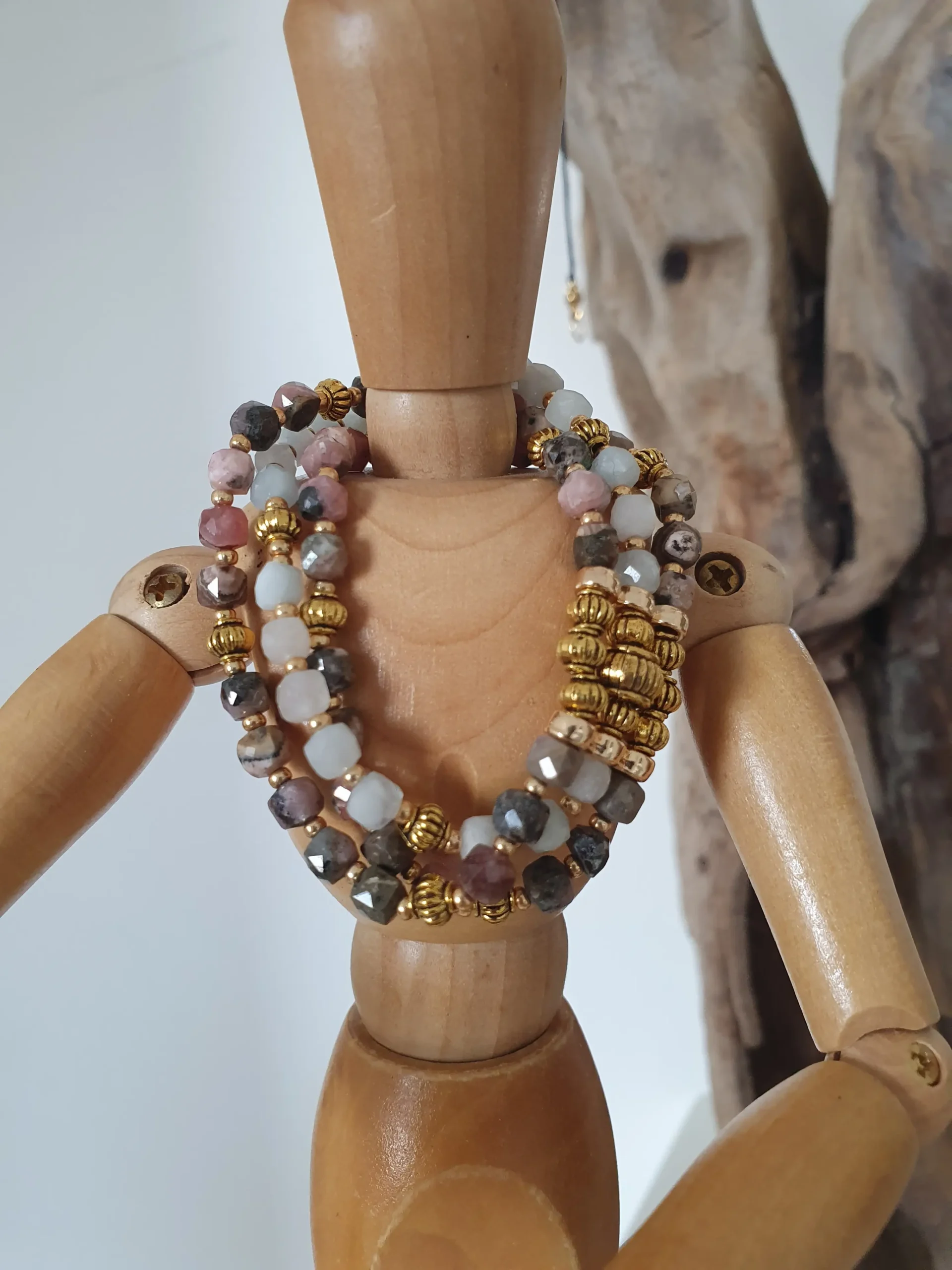 Bracelet triple rang EOS en pierre gemme naturelle. Modèle rose. Vue sur support
