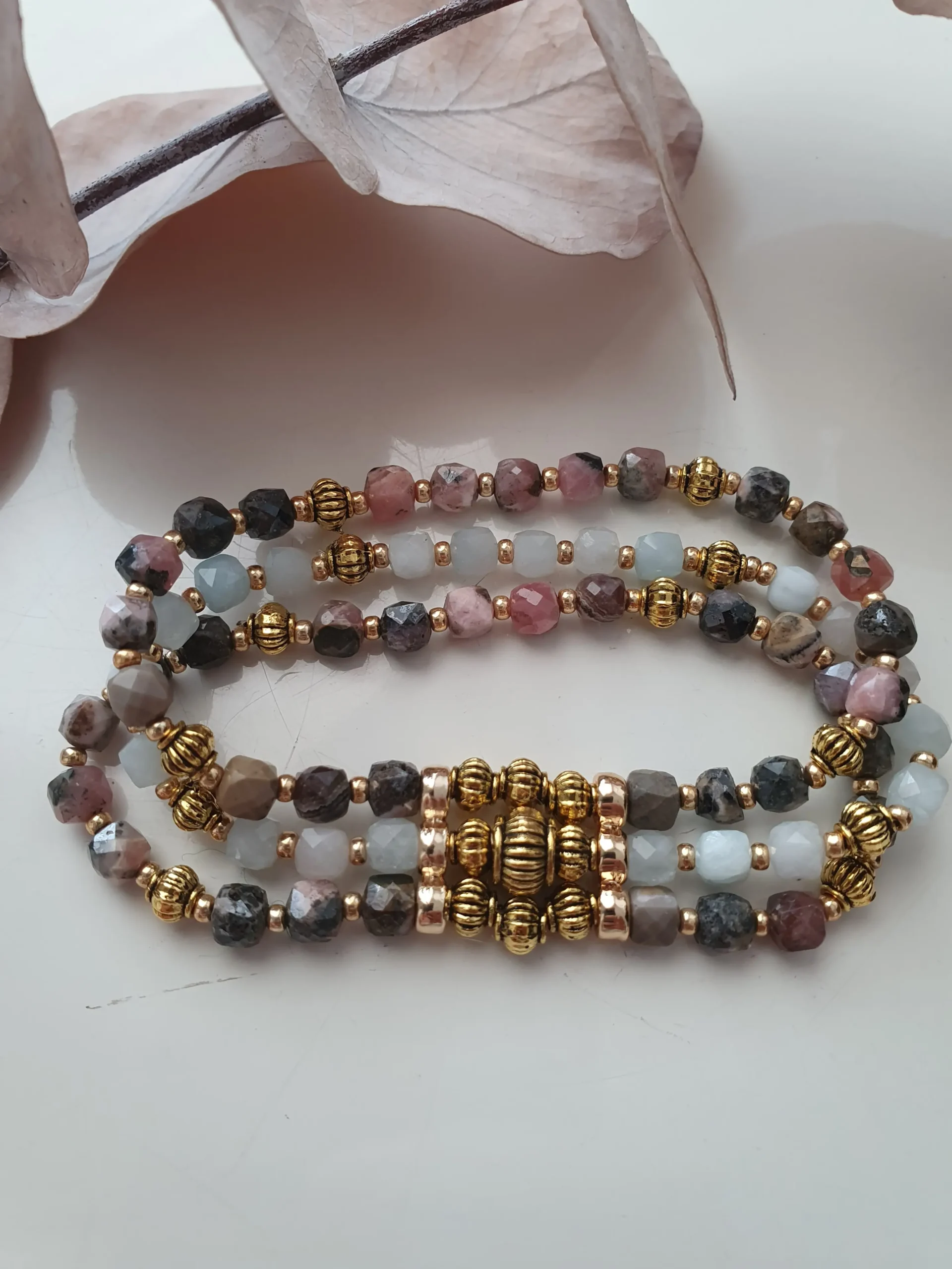 Bracelet triple rang EOS en pierre gemme naturelle. Modèle rose. Vue à plat