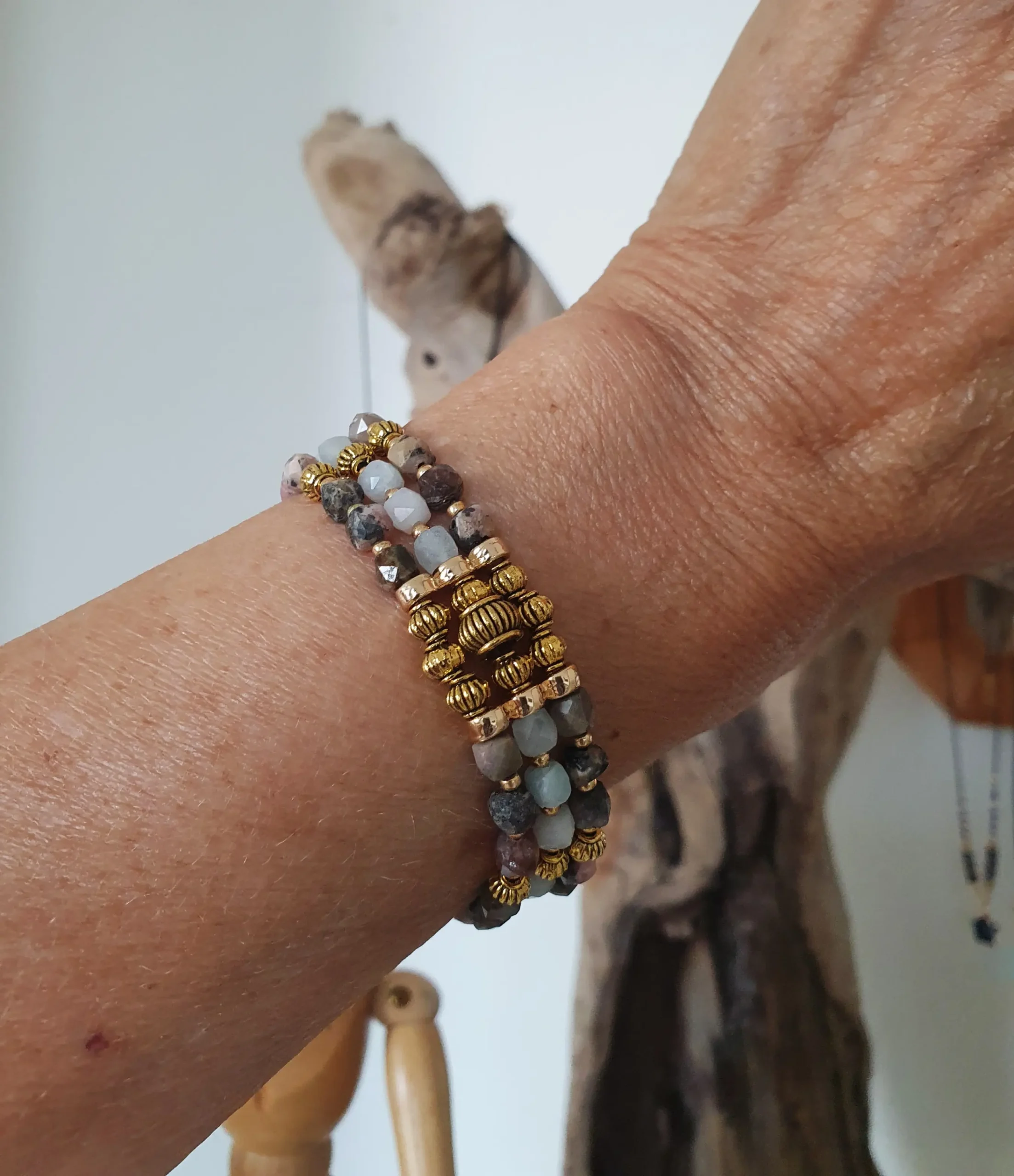 Bracelet triple rang EOS en pierre gemme naturelle. Modèles rose. Vue porté