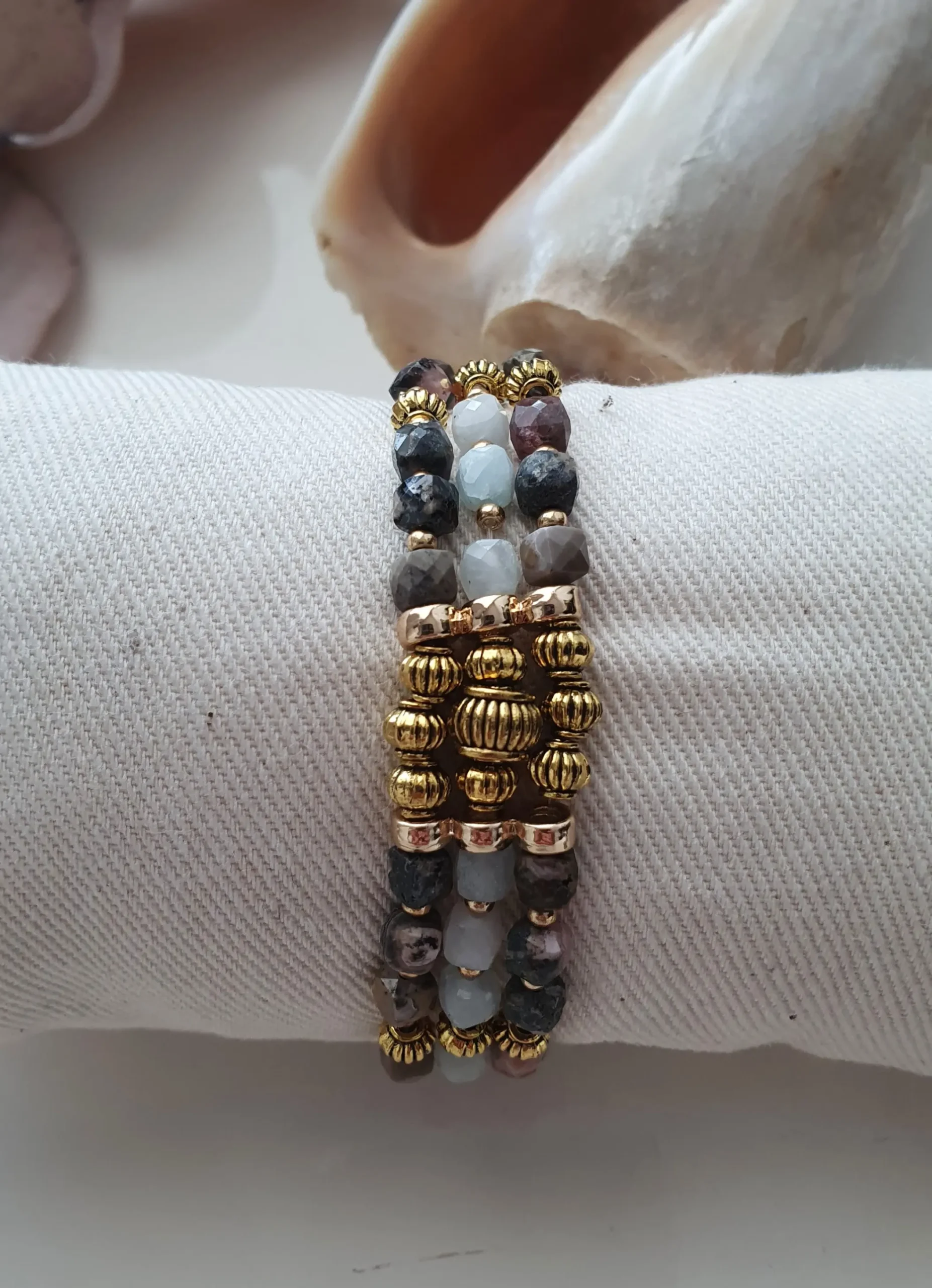 Bracelet triple rang EOS en pierre gemme naturelle. Modèle rose. Vue sur coussin