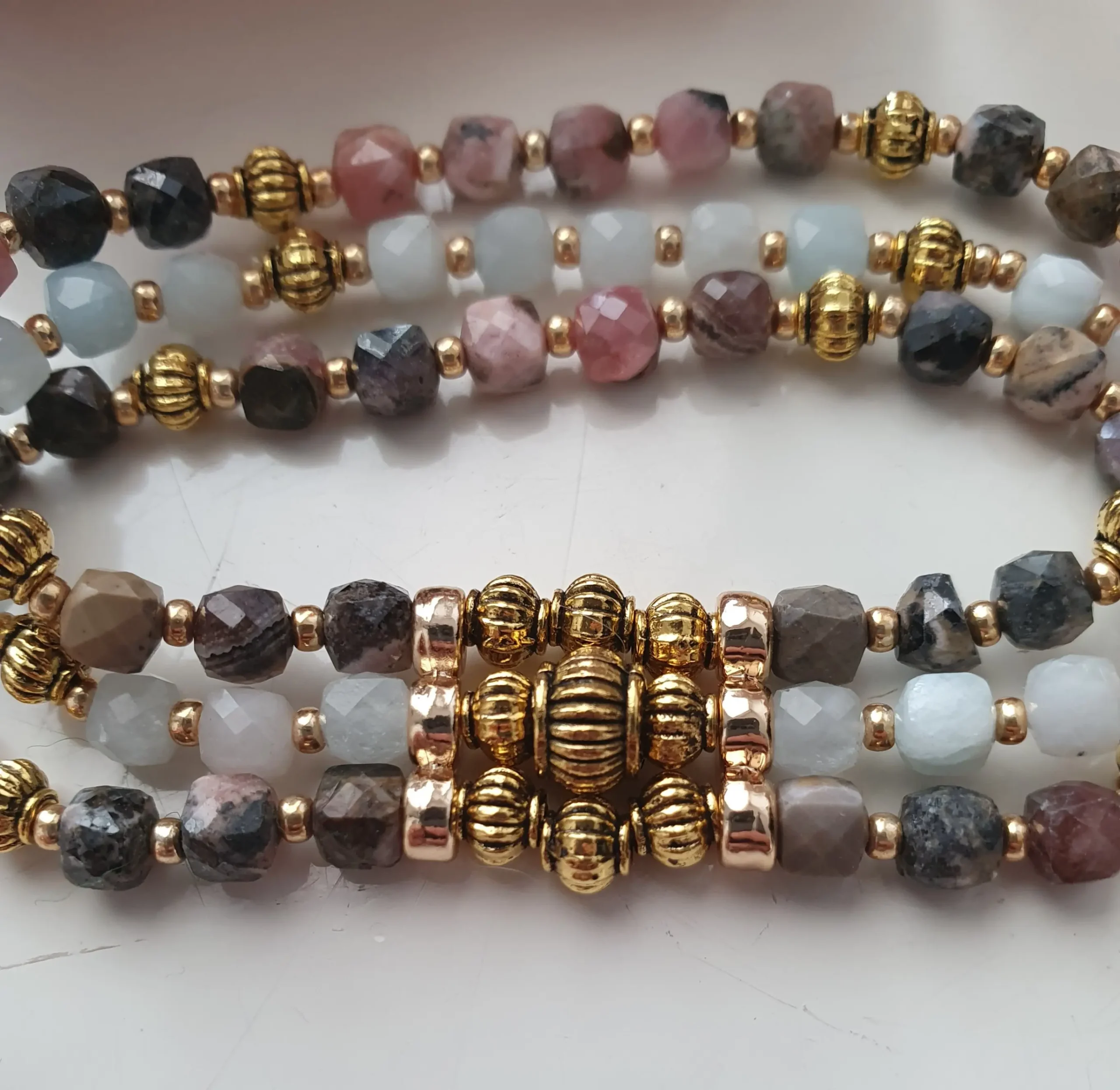 Bracelet triple rang EOS en pierre gemme naturelle. Modèle rose. Vue zoomée