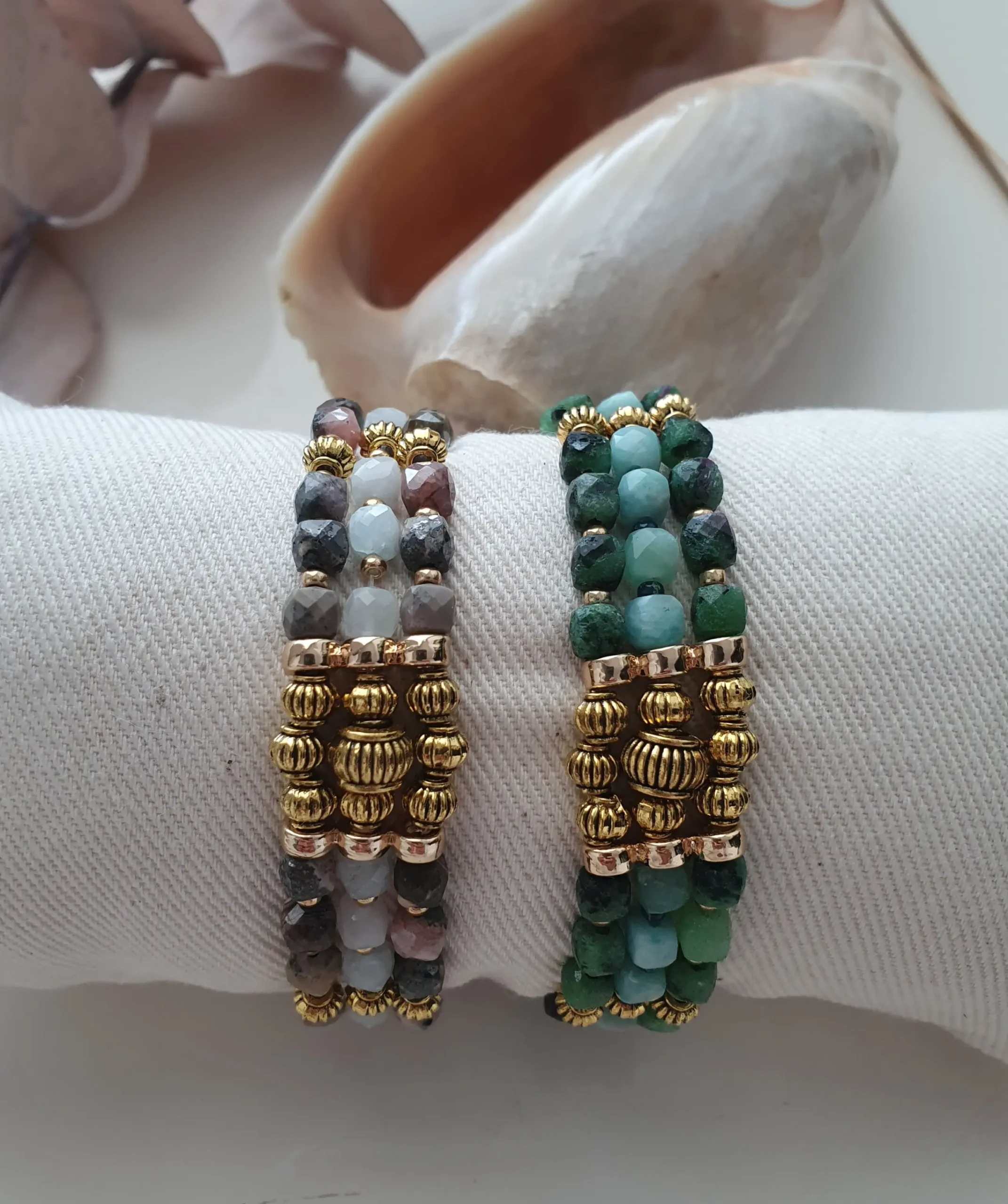 Bracelet triple rang EOS en pierre gemme naturelle. Modèles rose et vert. Vue sur coussin