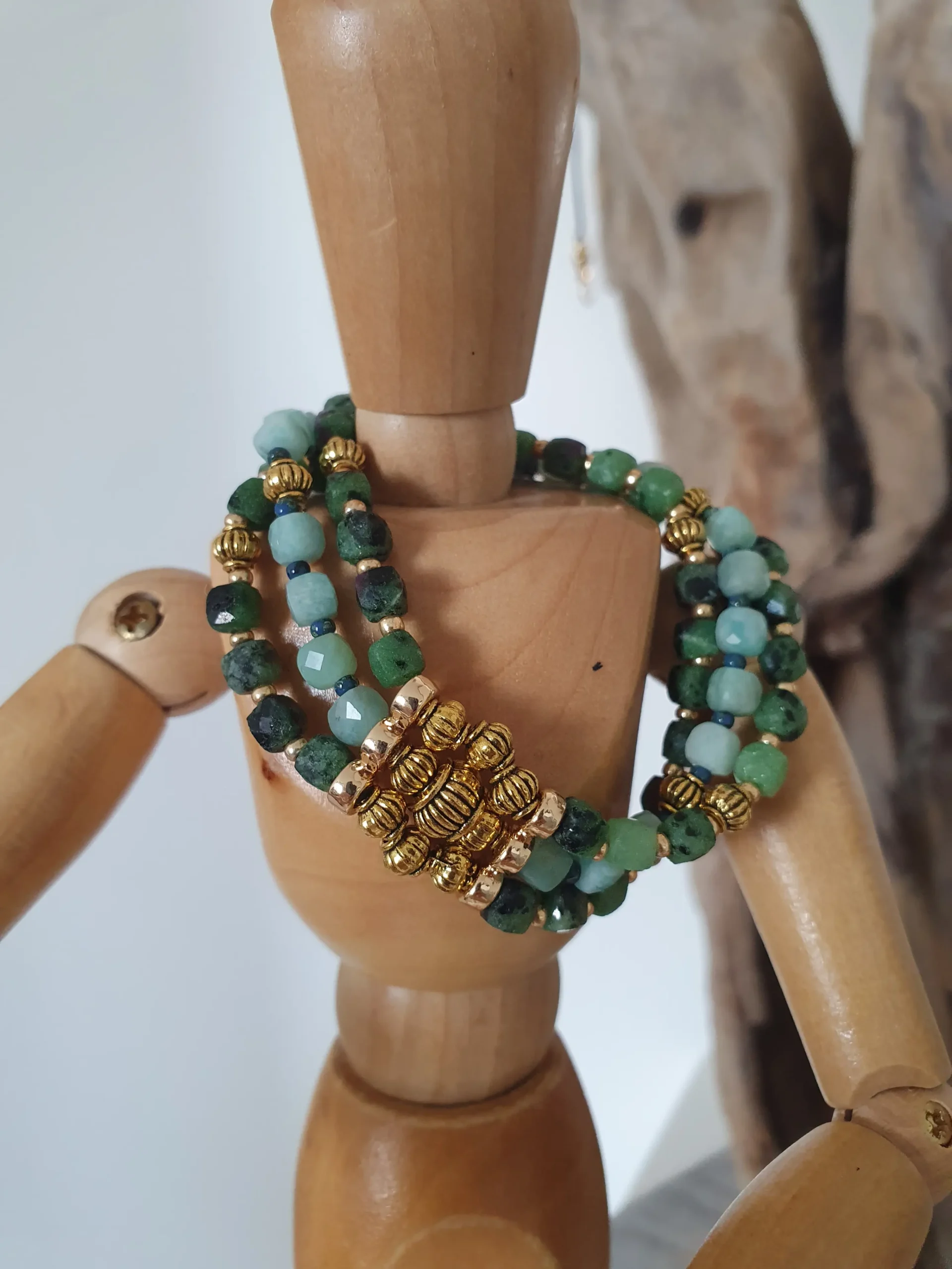 Bracelet triple rang EOS en pierre gemme naturelle. Modèle vert. Vue sur support