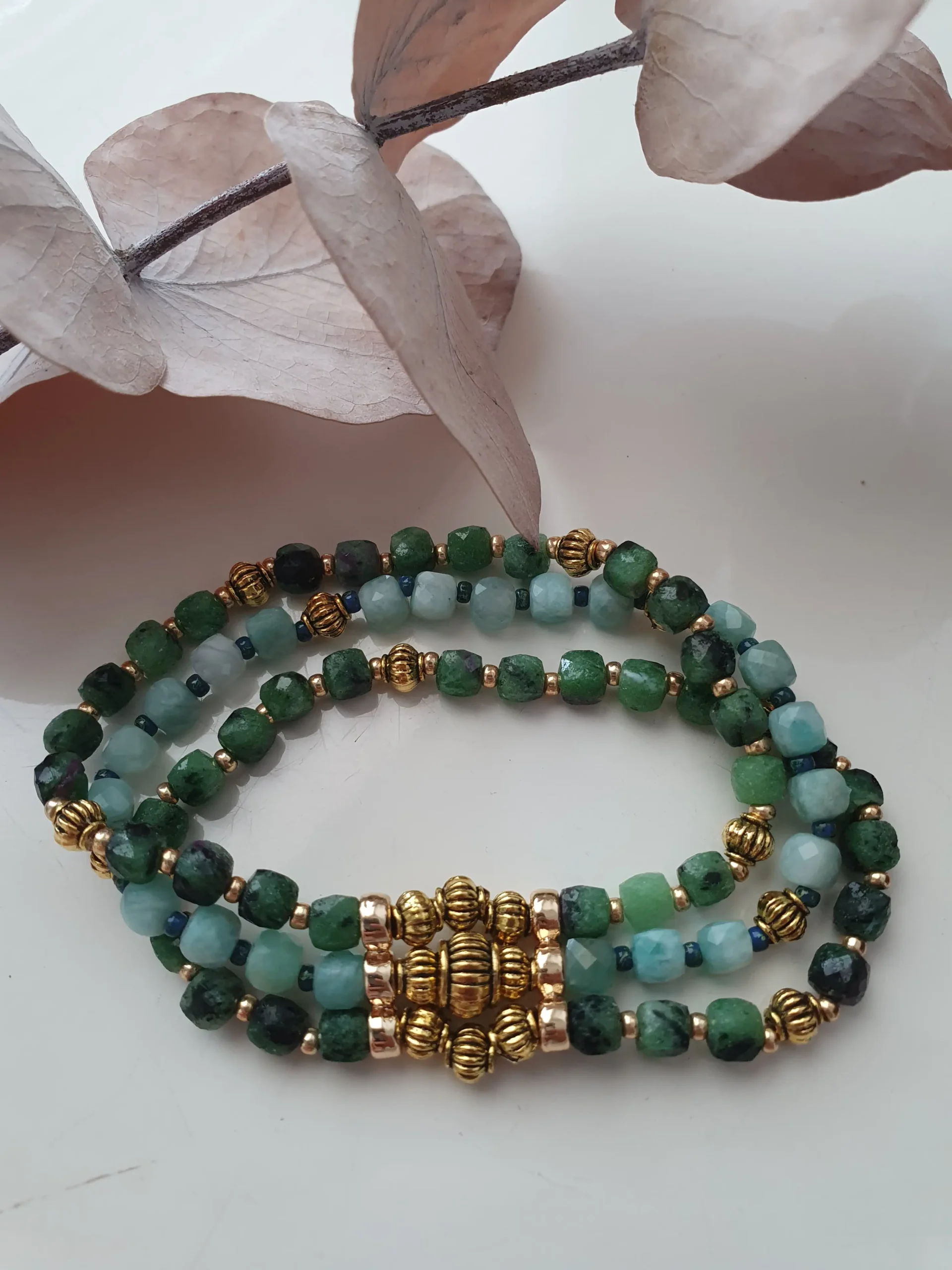 Bracelet triple rang EOS en pierre gemme naturelle. Modèle vert. Vue à plat