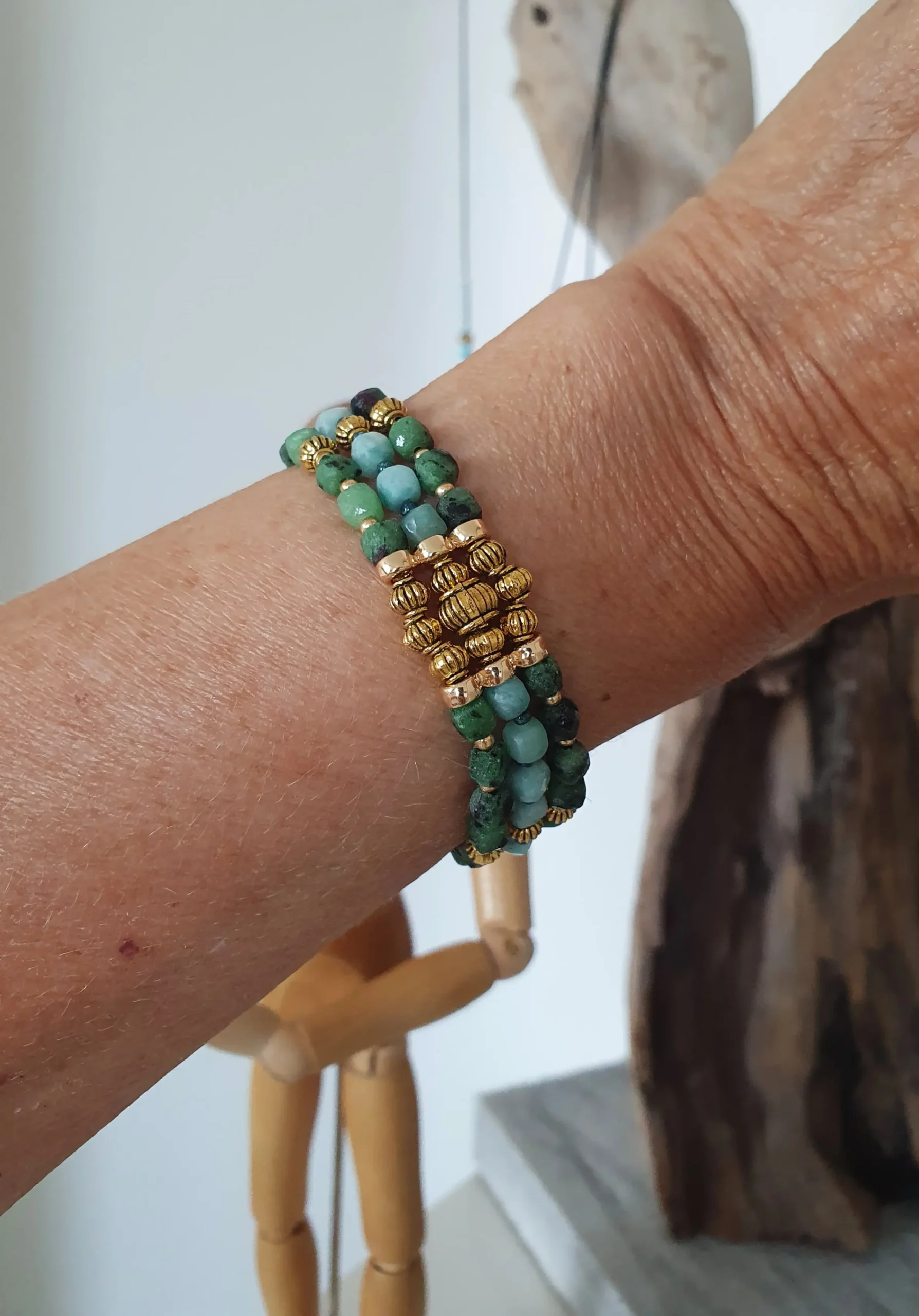 Bracelet triple rang EOS en pierre gemme naturelle. Modèle vert. Vue porté