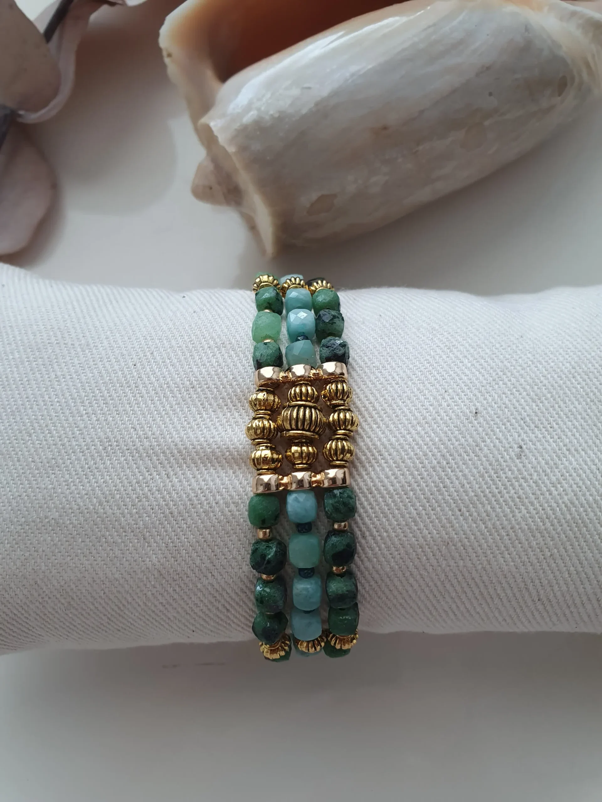 Bracelet triple rang EOS en pierre gemme naturelle. Modèle vert. Vue sur coussin