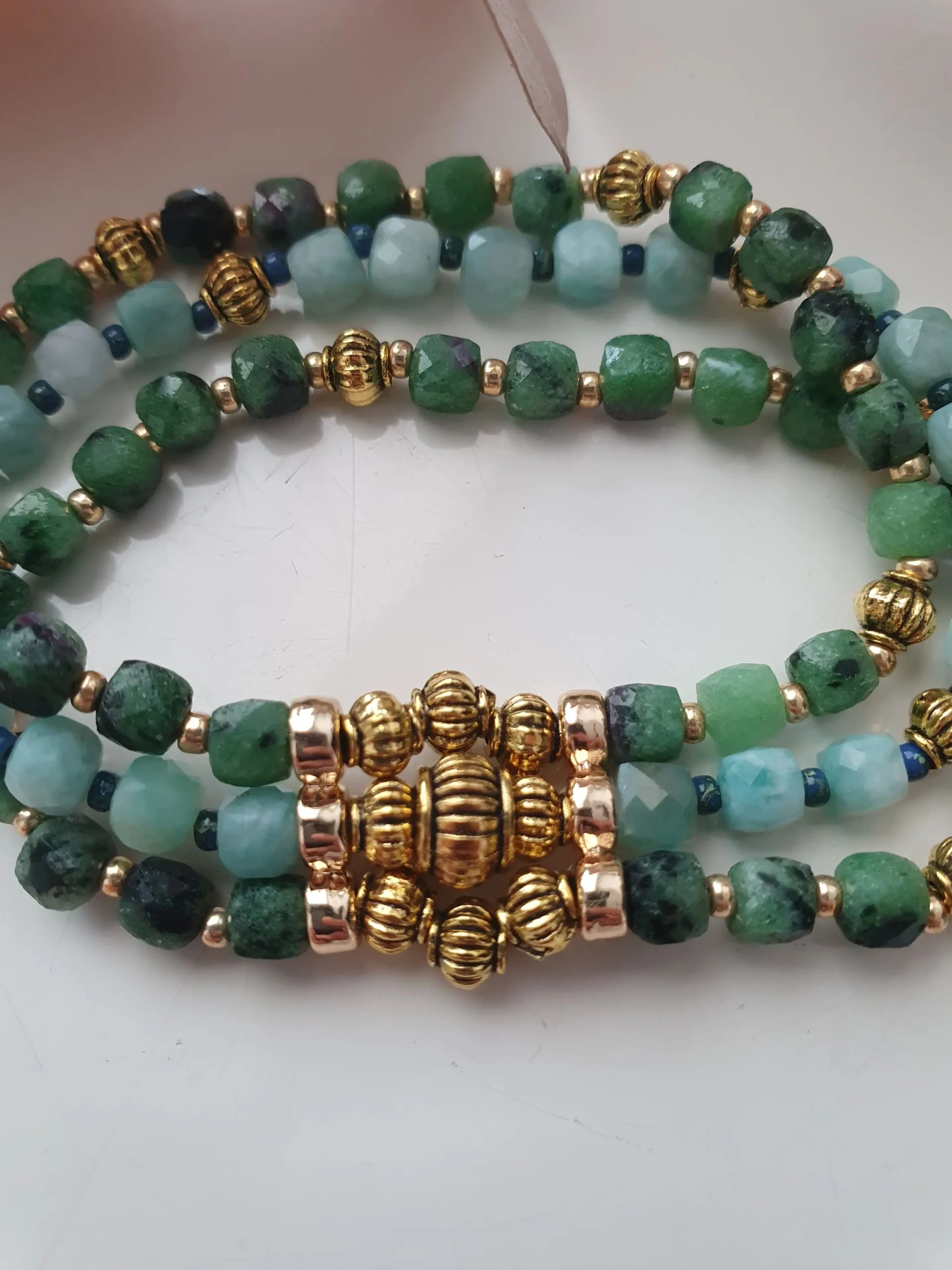 Bracelet triple rang EOS en pierre gemme naturelle. Modèle vert. Vue zoomée