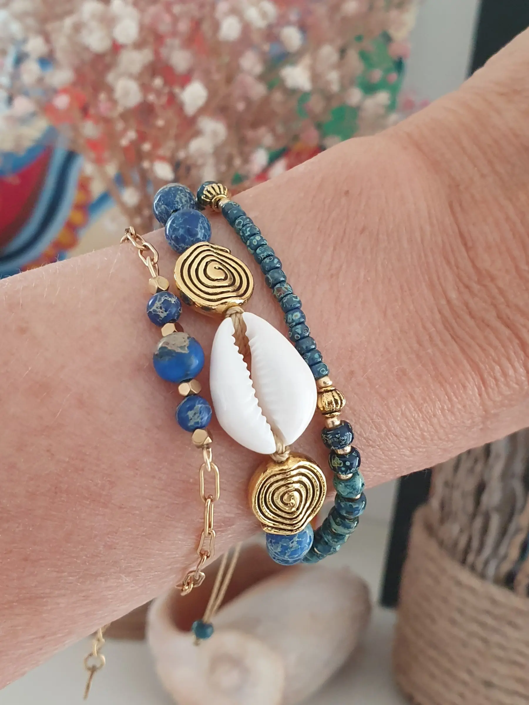Bracelet Trio Ocealis avec coquillage cauri et perles de pierre naturelle. Modèle bleu. Vue porté