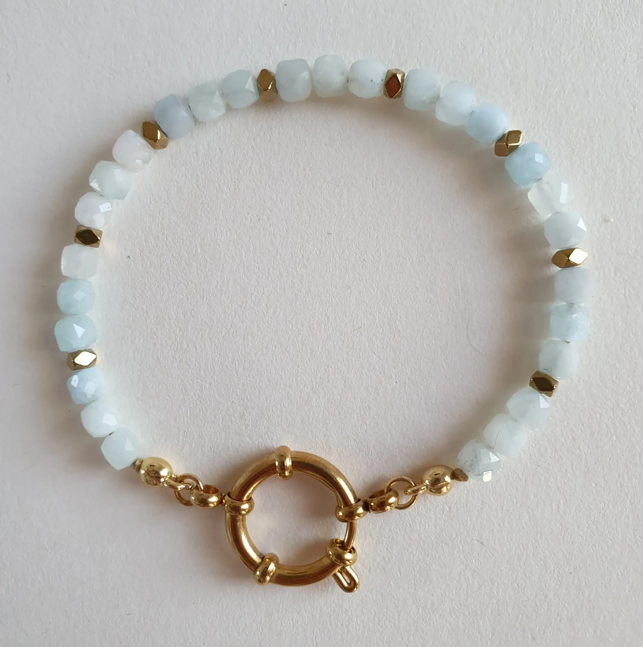 Bracelet eos 1 tour en pierre gemme naturelle d'aqua marine. Couleur blanche. Vue à plat