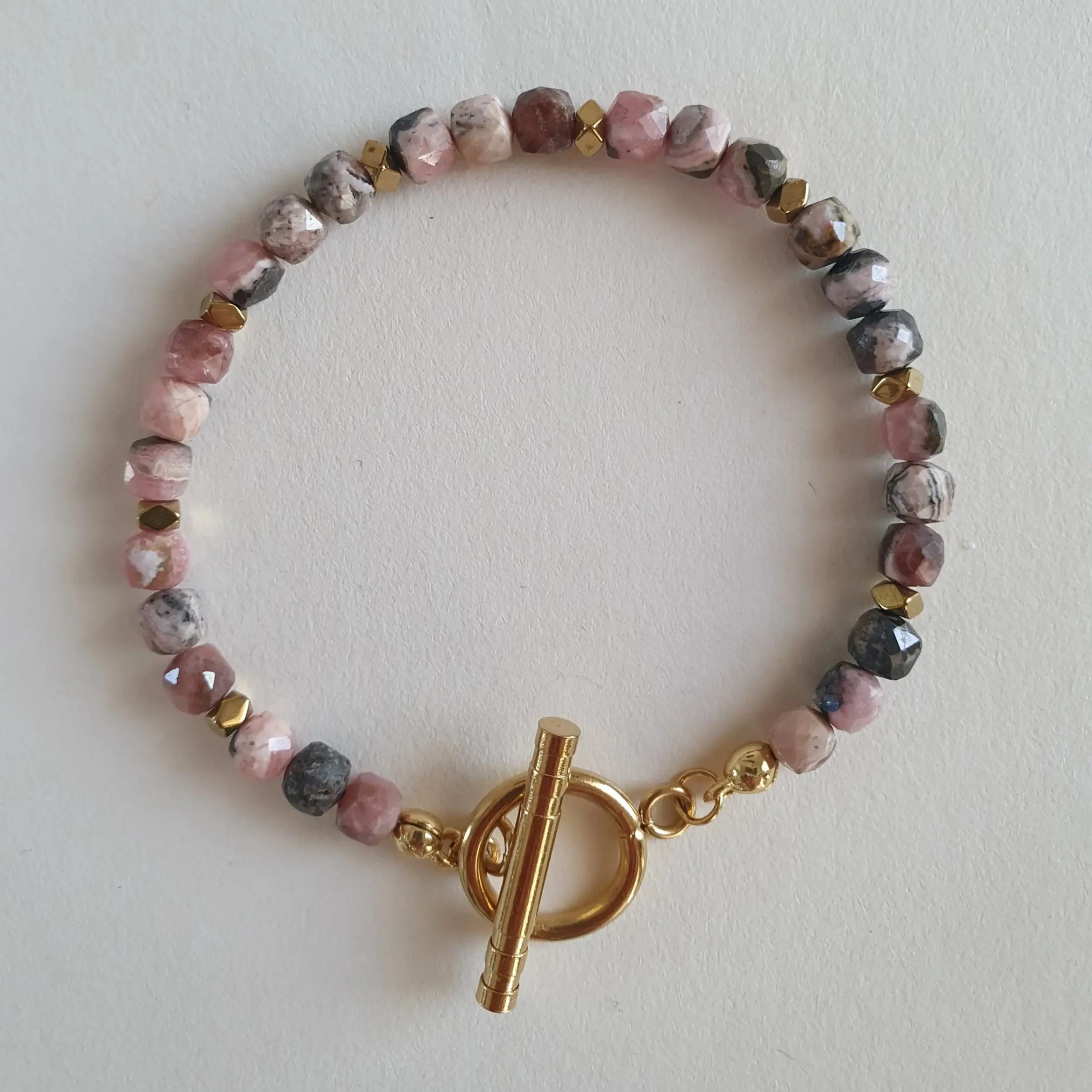 Bracelet eos 1 tour en pierre gemme naturelle de rhodochrosite. Couleur rose. Vue à plat
