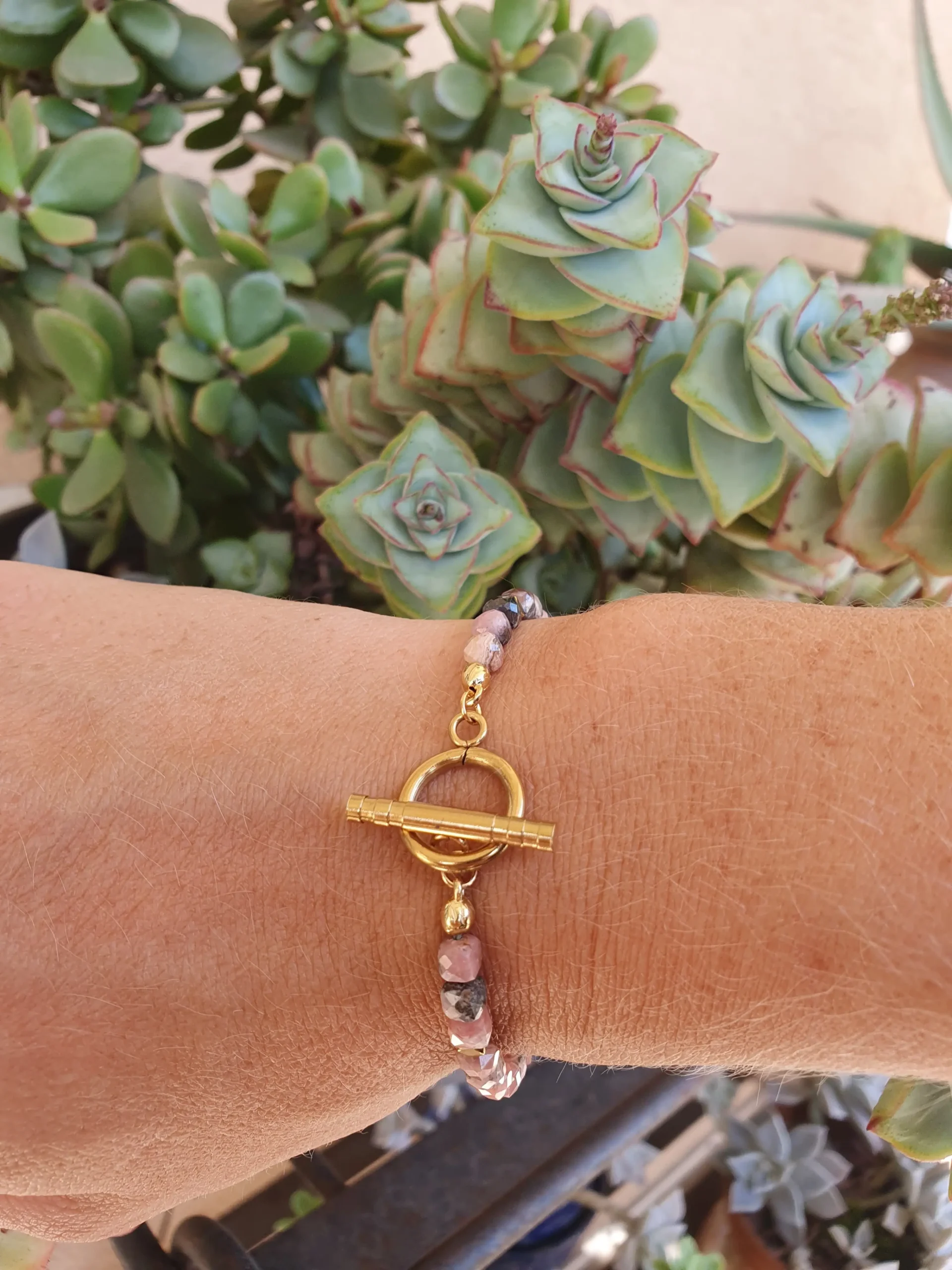 Bracelet eos 1 tour en pierre gemme naturelle de rhodochrosite. Couleur rose. Vue porté