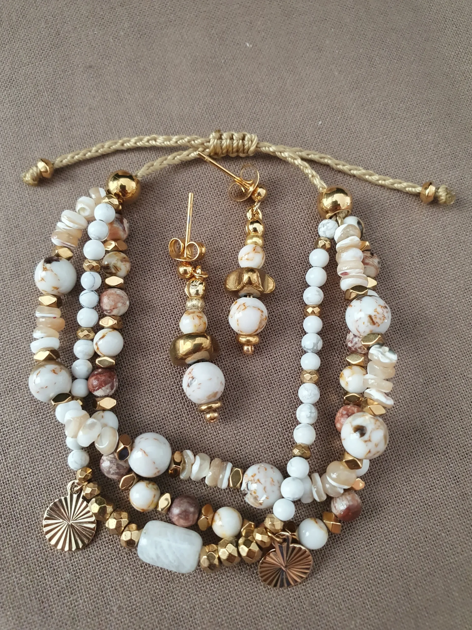Bracelet et boucles d'oreilles Marama en perles de nacre,jaspe brun, pierre de lune et howlite avec pampilles dorées. Vue en O.