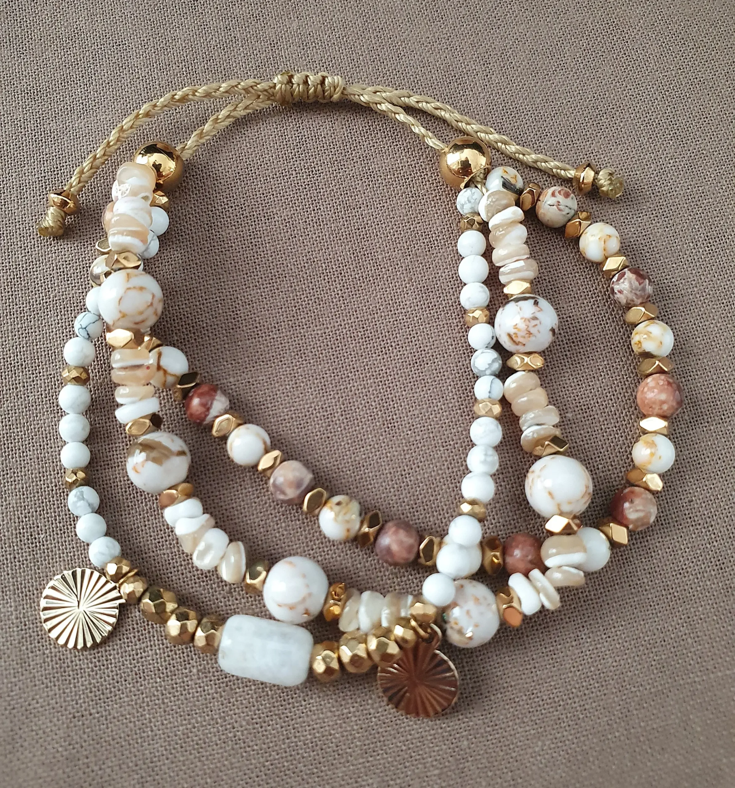 Bracelet Marama en perles de nacre,jaspe brun, pierre de lune et howlite avec pampilles dorées. Vue en O.