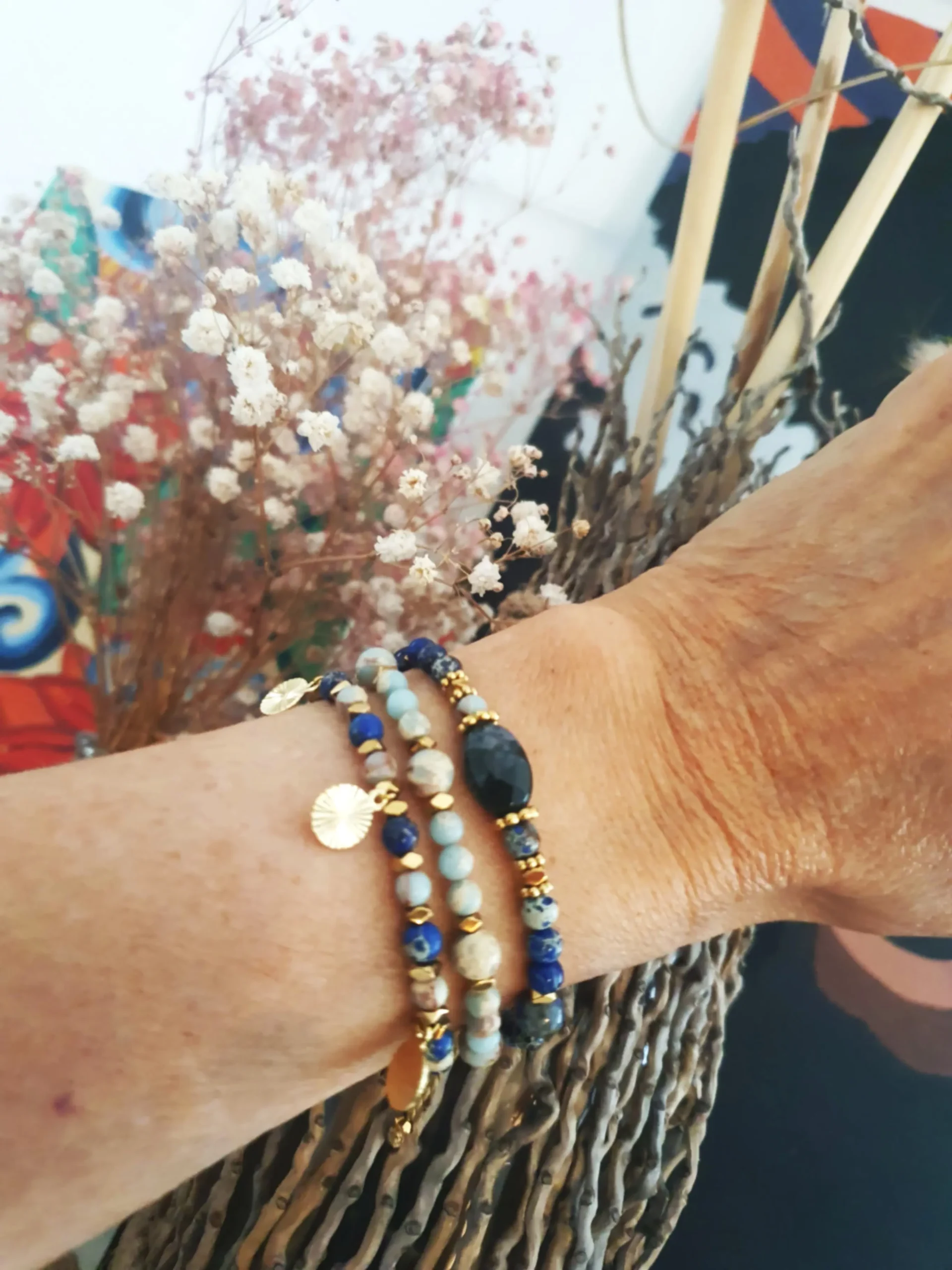 Bracelet Marama en perles de lapis lazuli, regalite, jaspe bleu et hématite doré avec pampilles dorées. Vue porté.
