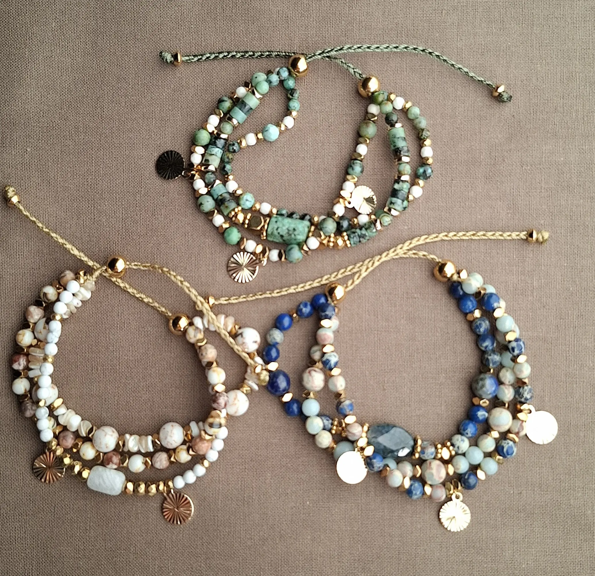 Bracelet Marama vert, blanc ou bleu, en perles de pierre naturelle avec pampilles dorées. Vue d'ensemble O