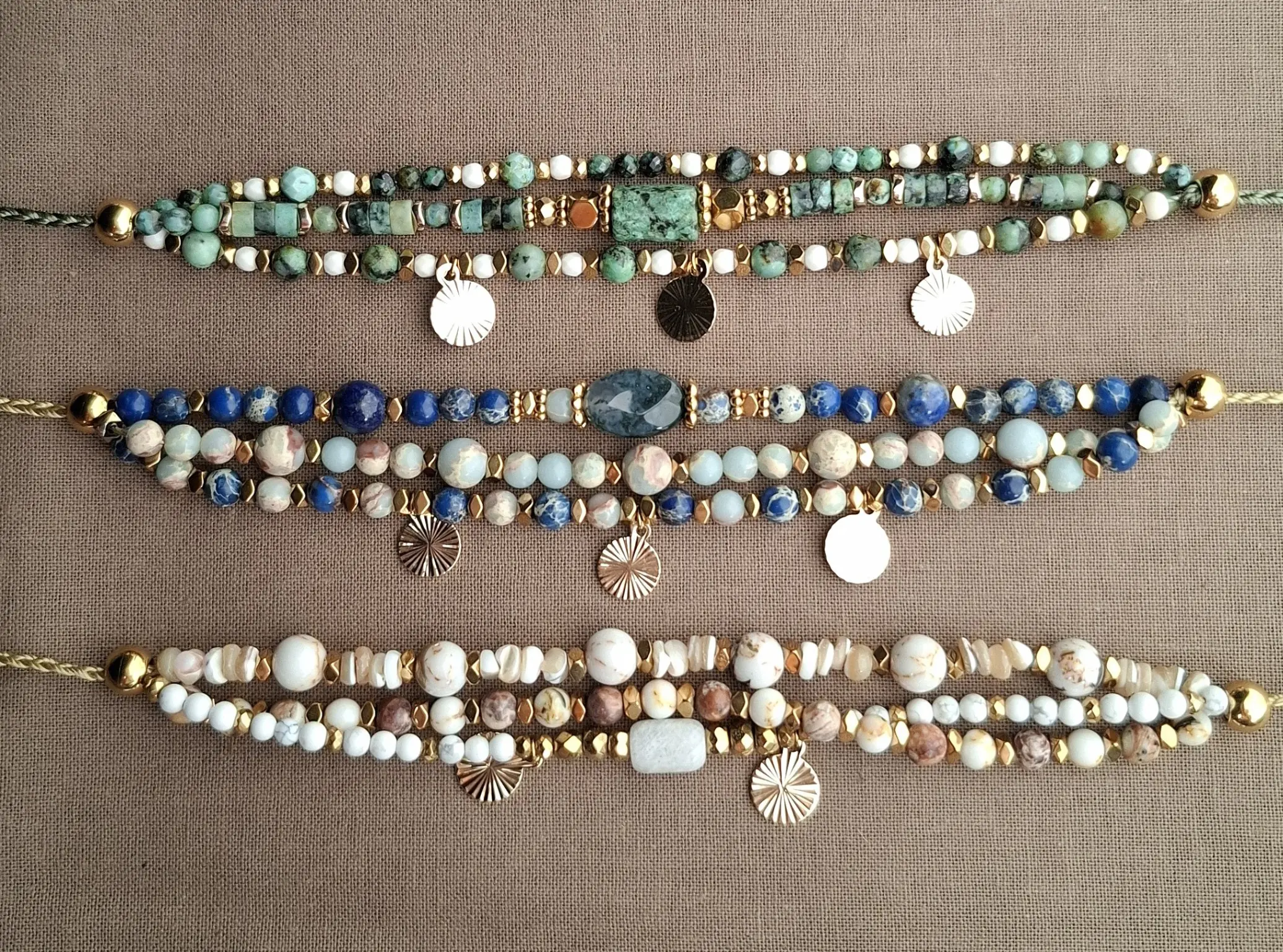 Bracelet Marama vert, blanc ou bleu, en perles de pierre naturelle avec pampilles dorées. Vue d'ensemble T