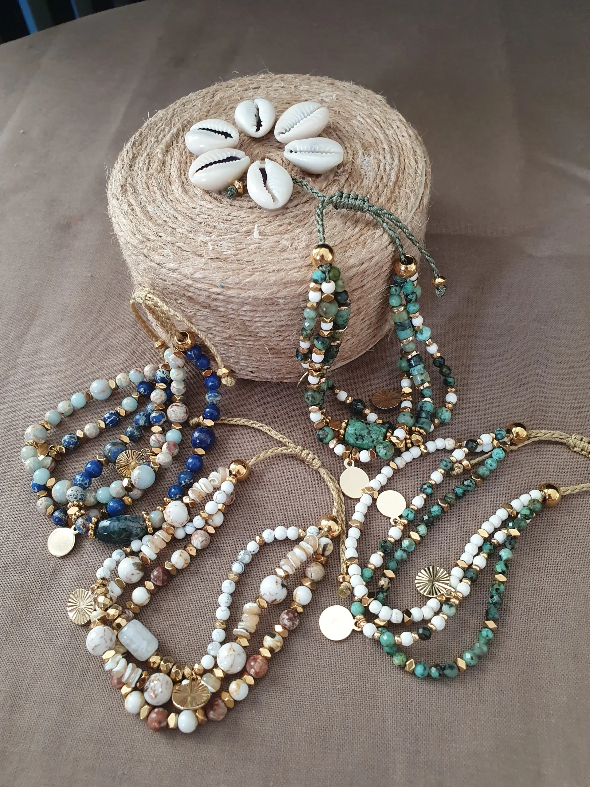 Bracelet Marama vert, blanc ou bleu, en perles de pierre naturelle avec pampilles dorées. Vue d'ensemble Z